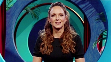 Trotz Corona kehrt Carolin Kebekus mit einer neuen Personality-Show auf den Bildschirm zurück. Deutschlands Comedy-Queen zeigt wieder Haltung und präsentiert ihren ganz eigenen Blick auf die Welt – persönlicher, bissiger und aktueller denn je.