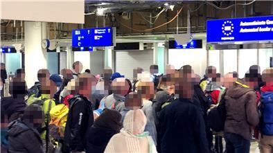 Trotz Coronavirus dichtes Gedränge am Frankfurter Flughafen noch am 21. März: Steffen Schindler hat den Moment auf diesem Foto festgehalten. Da diskutierte Deutschland schon intensiv über Ausgangssperren.