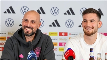 Trotz der Ausfälle in Vorfreude auf die Spiele: Trainer Antonio Di Salvo (l) und Torhüter Dennis Seimen.