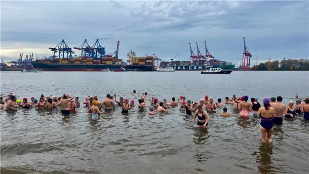 Menschen baden in der eiskalten Elbe.