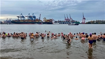 Menschen baden in der eiskalten Elbe.
