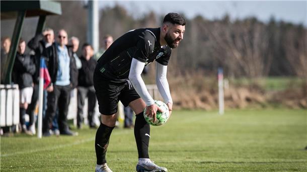 Trotz der Niederlage gegen den SV Rot-Weiß Scheeßel bleiben Ali Kara und sein Rüspeler Mitspieler an der Tabellenspitze.