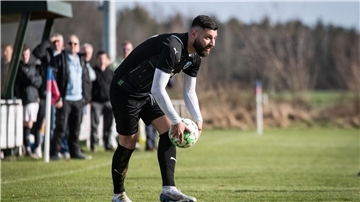 Trotz der Niederlage gegen den SV Rot-Weiß Scheeßel bleiben Ali Kara und sein Rüspeler Mitspieler an der Tabellenspitze.