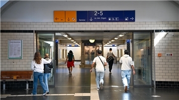 Wartehalle mit Zugreisenden in Bremerhaven