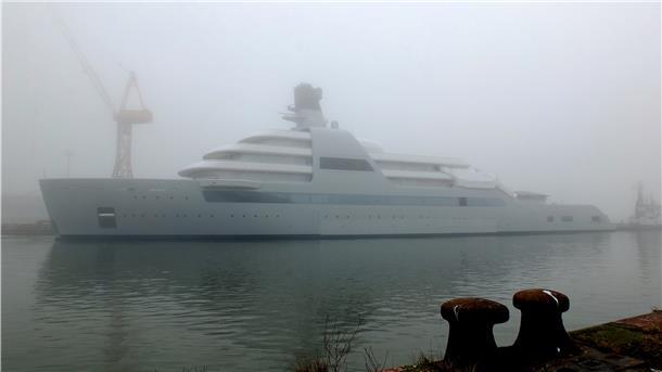 Trotz des Nebels haben sich viele in Bremerhaven die Luxusyacht „Solaris“ angesehen.