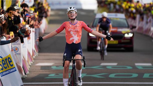 Drama in Alpe d’Huez: Polin gewinnt Tour de France Trotz eines Krafakts und eines Etappensiegs wird Demi Vollering nur Gesamt-Zweite.