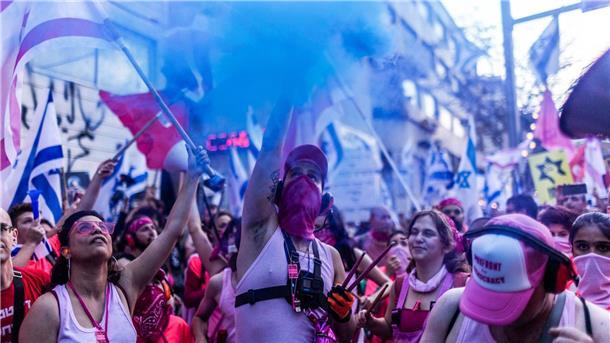 Massenproteste in Israel gegen Justizumbau halten an Trotz eines vorübergehenden Stopps der umstrittenen Justizreform haben in Israel landesweit erneut Tausende Menschen protestiert.