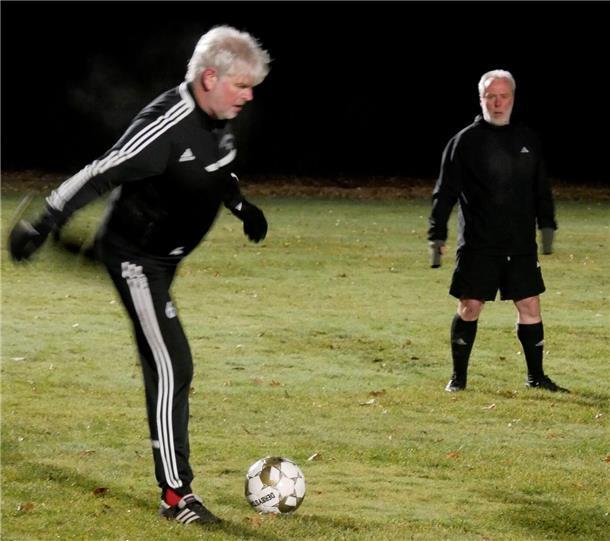 SG Concordia spielt gegen den Mythos FC Bayern Trotz eisiger Kälte geben die Männer beim Abschlusstraining alles. Schließlich stehen sie am 7. März in München auf dem Platz.