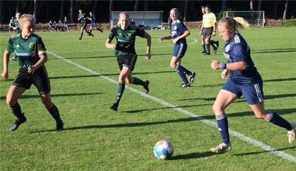 Trotz engagierter Gegenwehr mussten die Spielerinnen des Heeslinger SC (grüne Trikots) eine Niederlage gegen die SV Ahlerstedt/Ottendorf hinnehmen.