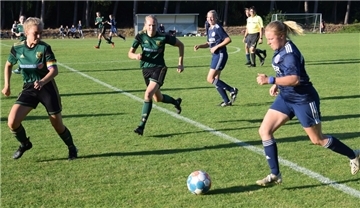 Trotz engagierter Gegenwehr mussten die Spielerinnen des Heeslinger SC (grüne Trikots) eine Niederlage gegen die SV Ahlerstedt/Ottendorf hinnehmen.