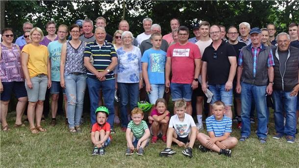 Trotz großer Hitze beteiligten sich rund 70 Personen an der Radtour der Breddorfer Feuerwehr und dem anschließenden Grillen.
