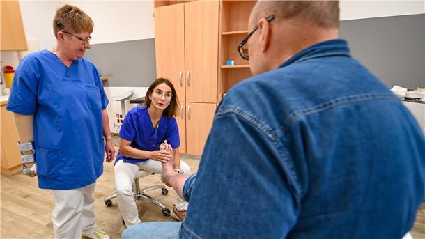 Hackerangriff: Ameos ist trotzdem für die Patienten da Trotz Hackerangriffs geben sie alles für die Versorgung der Patienten: die ärztliche Leiterin des Ameos-Poliklinikums, Dr. Senta Jahr, und Praxismanagerin Petra Hennig (links).