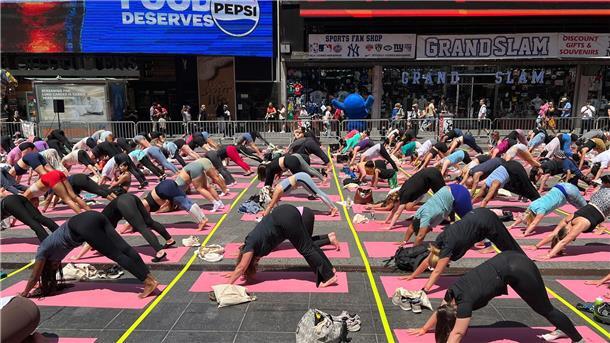Trotz Hitzewelle: Massen-Yoga auf New Yorks Times Square Trotz Hitzewelle versammeln sich Hunderte für Yoga auf dem Times Square.