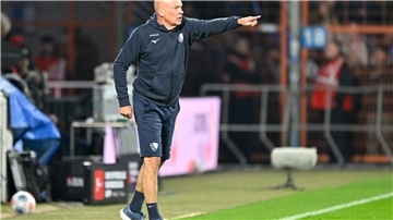 Trotz niedriger Temperaturen mit kurzer Hose: Bochum-Coach Rösler