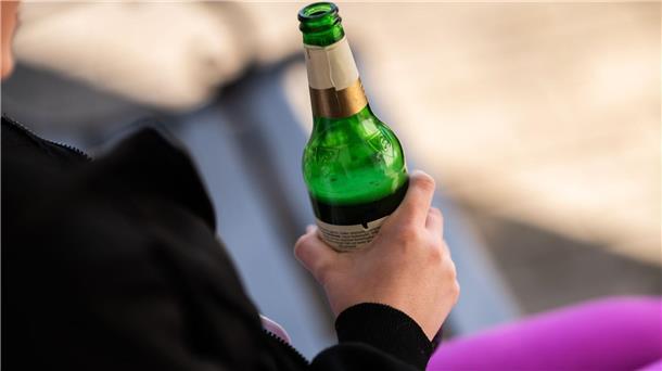 Zahl der Alkoholvergiftungen bei Jugendlichen sinkt Trotz sinkender Fallzahlen ist das Risiko einer Alkoholvergiftung bei Jugendlichen besonders groß.