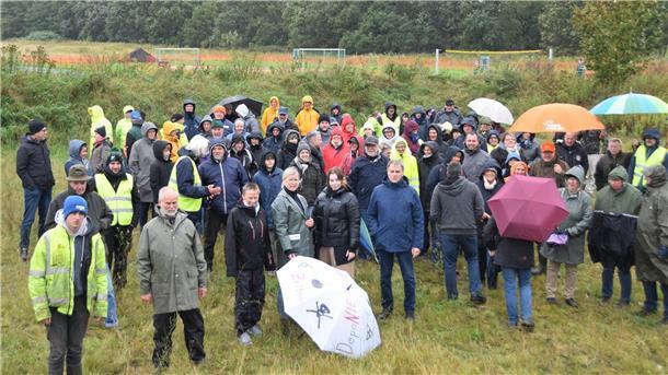 Trotz Sturm und Regen kamen rund 100 Menschen zu der Kundgebung gegen die Bauschutt-Mülldeponie.