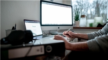 Trotz vieler Stunden im Homeoffice fühlen sich die meisten Beschäftigten nicht einsamer als im Büro.