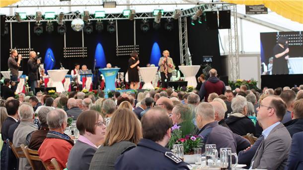 Trotz vieler Veränderungen ist bei der Tarmstedter Ausstellung auf eines Verlass: Zur Eröffnung am Freitagmorgen ist das Festzelt bis auf den letzten Sitzplatz gefüllt.  Foto: Harscher