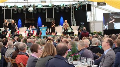 Trotz vieler Veränderungen ist bei der Tarmstedter Ausstellung auf eines Verlass: Zur Eröffnung am Freitagmorgen ist das Festzelt bis auf den letzten Sitzplatz gefüllt.  Foto: Harscher
