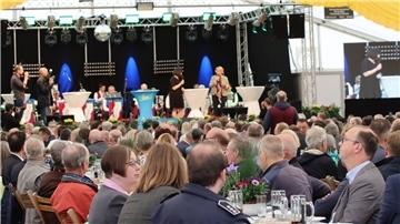 Trotz vieler Veränderungen ist bei der Tarmstedter Ausstellung auf eines Verlass: Zur Eröffnung am Freitagmorgen ist das Festzelt bis auf den letzten Sitzplatz gefüllt.  Foto: Harscher