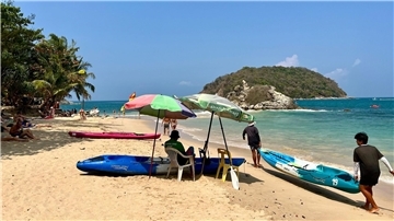 Trügerische Idylle am Strand von Phuket: Ein Mann schützt sich dort vor der brütend heißen Sonne. Seit Tagen leiden die Menschen in weiten Teilen Südostasiens unter ungewöhnlich starker Hitze.