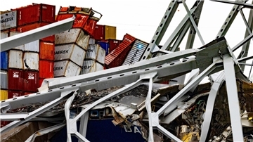 Trümmer der Francis Scott Key Bridge liegen auf dem Containerschiff „Dali“.