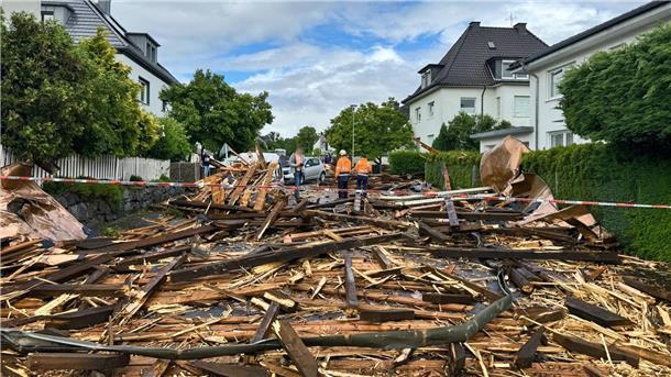 Aufräumarbeiten nach möglichem Tornado in Hagen Trümmer des Kirchturmdaches liegen auf der Straße: Der Dachstuhl wurde nun völlig zerstört.