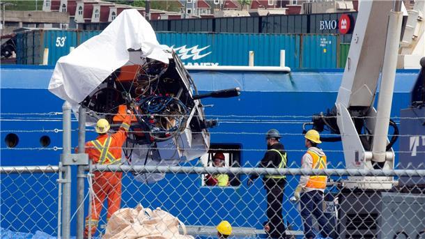Mutmaßlich menschliche Überreste: „Titan“-Trümmer geborgen Trümmer des Tauchboots „Titan“ werden in St. John’s vom Schiff „Horizon Arctic“ entladen.