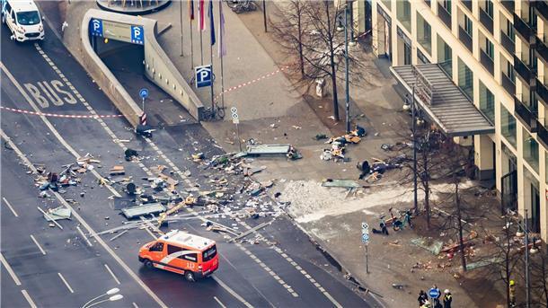„Regelrechter Tsunami“ - Riesenaquarium in Berlin geplatzt Trümmer liegen auf der Karl-Liebknecht-Straße.