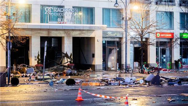 Trümmer liegen auf der Karl-Liebknecht-Straße vor einem Hotel.