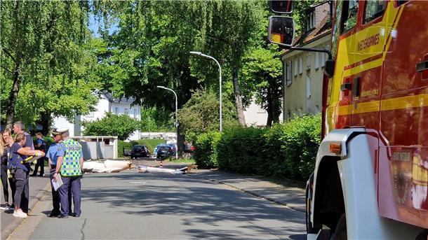 Pilot stirbt bei Segelflugzeug-Absturz in Wohngebiet Trümmer liegen auf der Straße nach dem Absturz eines Segelflugzeugs im Stadtgebiet von Wetzlar.