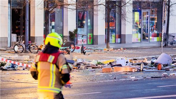 „Regelrechter Tsunami“ - Riesenaquarium in Berlin geplatzt Trümmer liegen auf der Straße vor dem Hotel, in dem sich das Aquarium befindet.