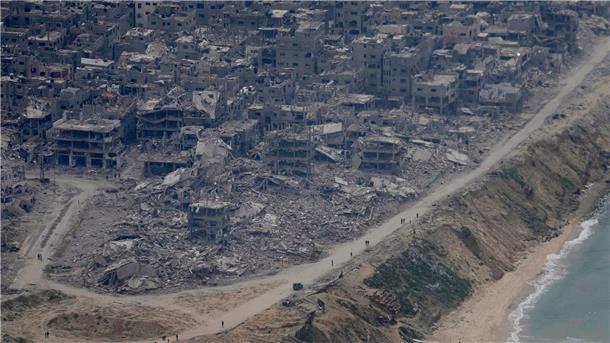 Israels Armee zieht sich aus Schifa-Krankenhaus zurück Trümmer wo früher Häuser waren. Blick auf Gaza-Stadt aus einem Flugzeug der US-Luftwaffe. (Symbolbild)