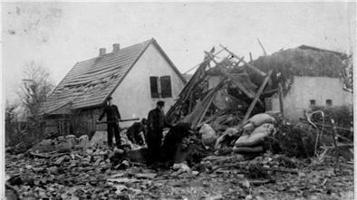 Trümmerfeld: Das Wohnhaus der Familie Ehler (Vordergrund) an der Mühlenstraße 40 in Nordholz wird am 10. Januar 1942 bei einem Bombenangriff zerstört.