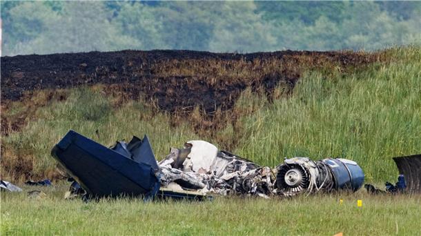 Trümmerteile an der Absturzstelle auf dem Luftwaffenstützpunkt Hohn.