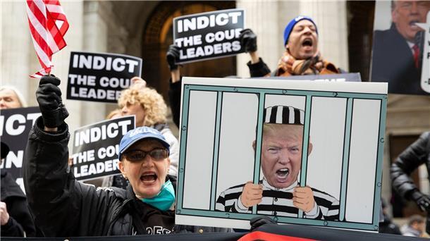 Trump bringt die USA einmal mehr an die Grenze des Vorstellbaren. Am Donnerstag soll der Ex-Präsident in einem Gefängnis in Atlanta vorstellig werden, wegen der jüngsten Anklage gegen ihn im Bundesstaat Georgia.