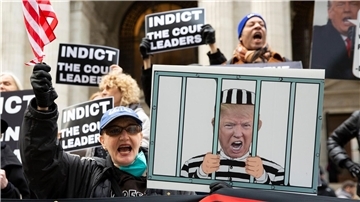Trump bringt die USA einmal mehr an die Grenze des Vorstellbaren. Am Donnerstag soll der Ex-Präsident in einem Gefängnis in Atlanta vorstellig werden, wegen der jüngsten Anklage gegen ihn im Bundesstaat Georgia.