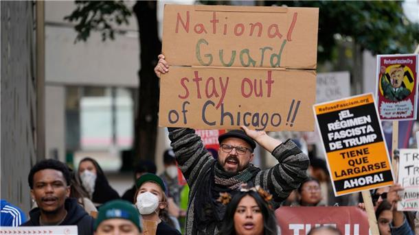 Militäreinsatz wie im Krieg? Trump provoziert Chicago Trump demonstriert seine Macht - und in Chicago kocht die Stimmung hoch.