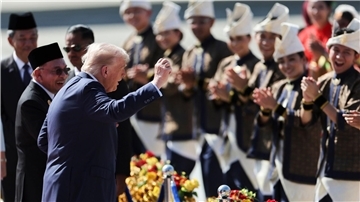 Trump tanzt bei Landung in Malaysia Trump präsentiert eine Tanzeinlage bei seiner Landung.
