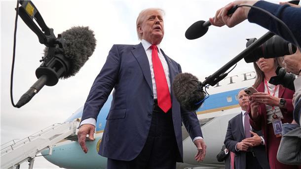 Trump schaltet sich aus Schottland in den Konflikt ein. 