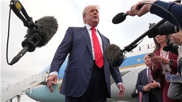 Trump schaltet sich aus Schottland in den Konflikt ein. 
