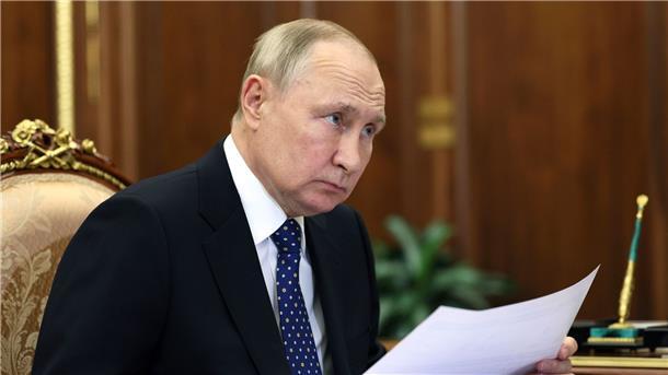 Kadyrow-Anhänger getötet - Tschetschenenführer in Rage Tschetschenenführer Kadyrow tat sich bisher als einer der glühendsten Kriegsbefürworter hervor - jetzt übt er Kritik an Putins Strategie in der Ukraine.