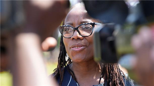 Autorin Dangarembga in Simbabwe auf Bewährung verurteilt Tsitsi Dangarembga, Friedenspreisträgerin des Deutschen Buchhandels, simbabwische Autorin und Filmemacherin, spricht mit Journalisten, als sie vor dem Amtsgericht in Harare eintrifft.