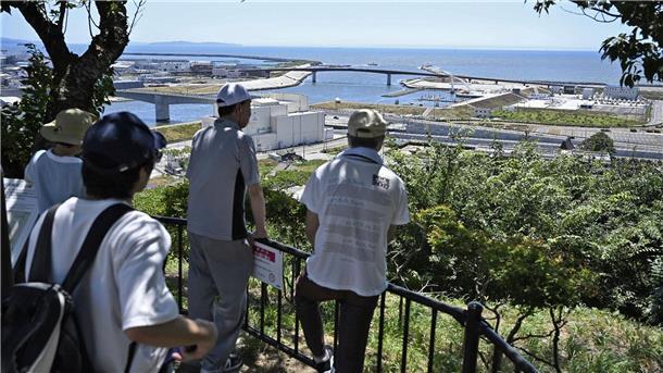 Vor riesigen Flutwellen warnen Tsunami-Alarm gab es vorübergehend auch in Japan und Menschen begaben sich dort etwa auf einen Berg.