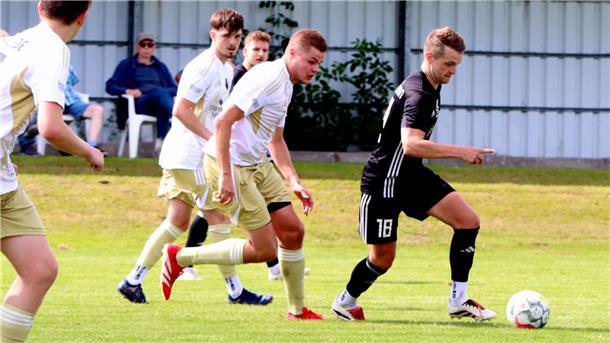 Wie der TSV Bevern die offensive Taktik des FC Walsede ausnutzte TSV-Ideengeber Fabian Lott (rechts) setzt sich locker gegen zwei Gegenspieler durch.
