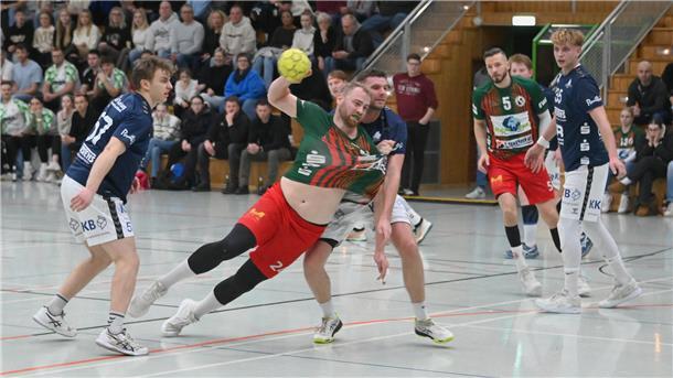 TSV-Kreisläufer Jan-Ole Thode im Zweikampf mit Kilian Behrens.