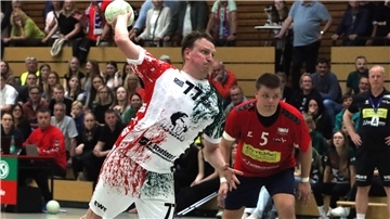 TSV-Spielmacher Felix Weber wurde stets an die kurze Leine genommen und erzielte trotzdem mit dem „Tor des Monats“ in letzter Sekunde den 29:29-Endstand.