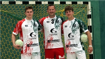 TSV-Trainer Adnan Salkic (Mitte) freut sich über die Verpflichtung der Talente Erik Habermann (links) und Benjamin Coordes, sieht deutlich mehr Alternativen im Kader.