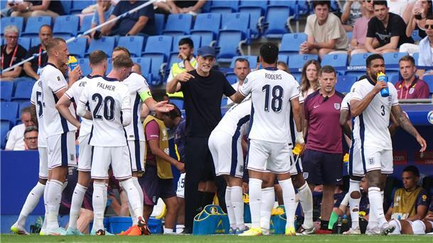 Tuchel mit Engländern unzufrieden: „Mit dem Feuer gespielt“ Tuchel gibt seinen Profis auf dem Feld Anweisungen.