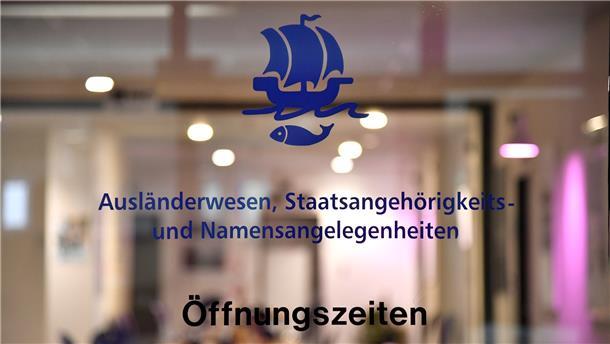 Bürgerbüros schränken Publikumsverkehr ein Tür ist geschlossen: Die Mitarbeiterinnen und Mitarbeiter des Bürgerbüros stehen nur noch nach Terminvereinbarung für Bürger zur Verfügung.
